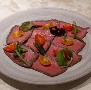 16 黒毛和牛のローストビーフ