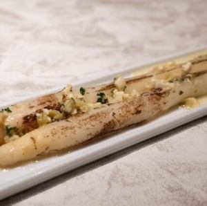 22 ホワイトアスパラガスの炙り焼き グリビッシュソース