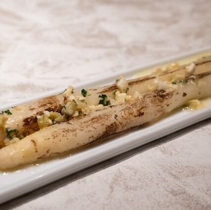 22 ホワイトアスパラガスの炙り焼き グリビッシュソース