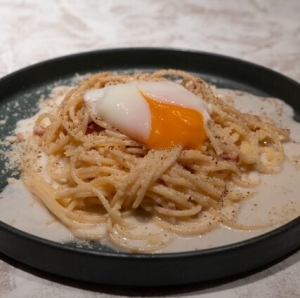 32 温泉卵のカルボナーラ