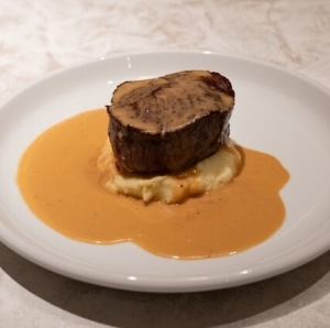 35 牛フィレ肉のポワレ ~フォンドヴォークリームソース