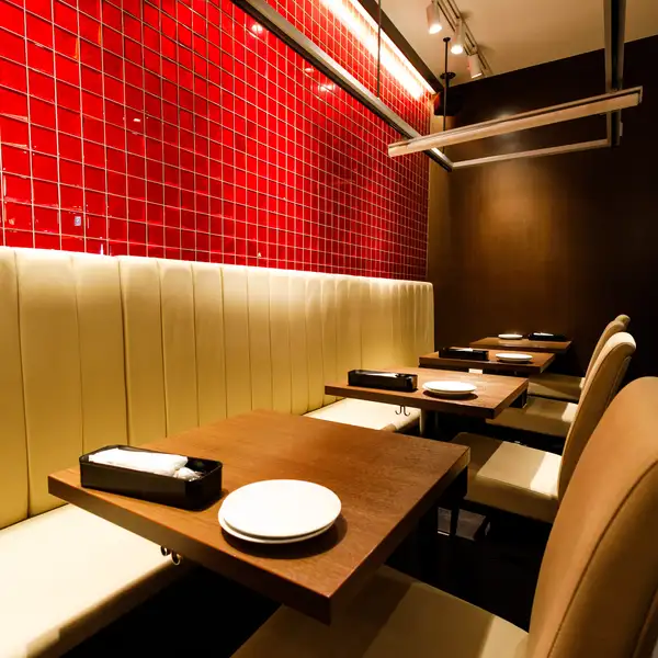 赤いタイルと木目を基調とした、温かみのあるおしゃれな店内。落ち着いた照明とゆったりとしたソファ席で、肩肘張らずに本格フレンチ・イタリアンをお楽しみいただけます。デートや女子会はもちろん、友人との食事会や記念日など、さまざまなシーンにおすすめ!