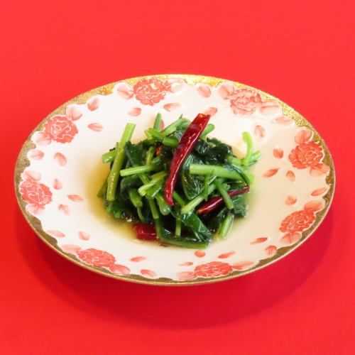 大火翻炒绿叶蔬菜