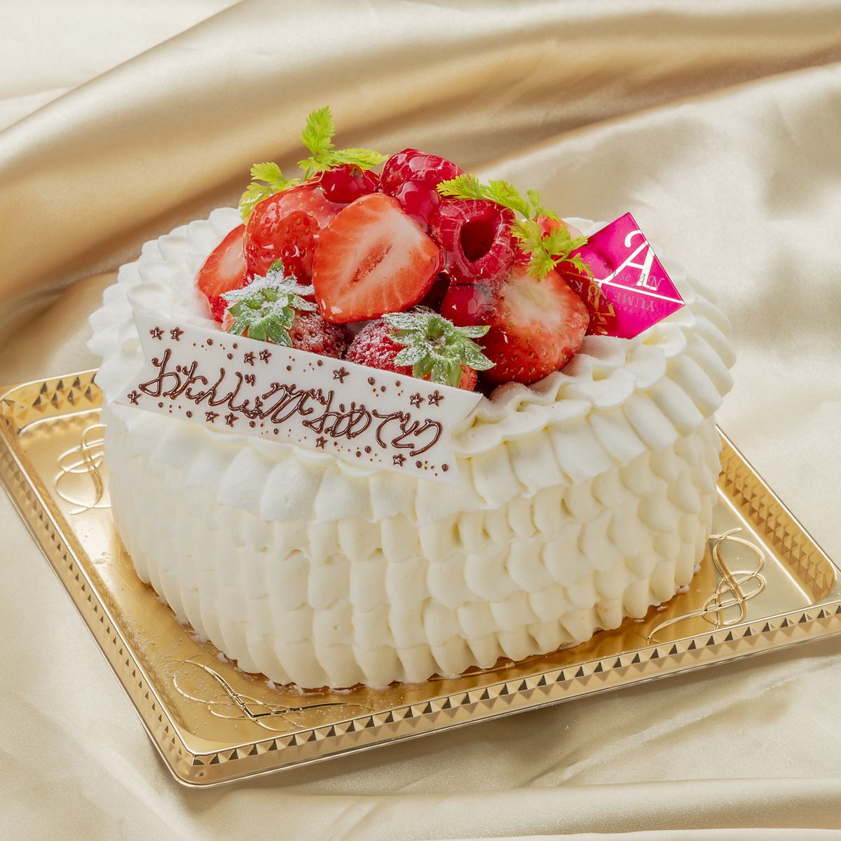 ホールケーキやカットケーキをご用意♪誕生日などのお祝いにぴったりです！