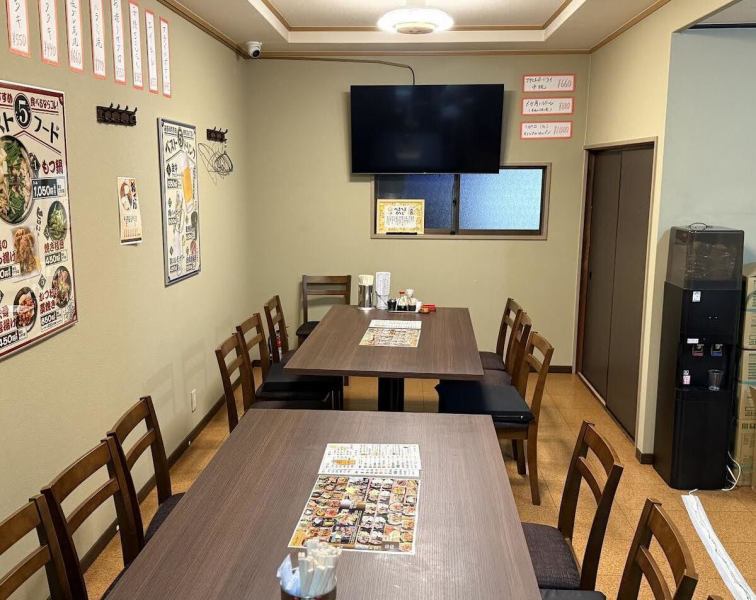 2階席は最大14名可能な個室になっており、モニターがついています。