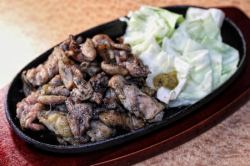 鶏の炭火焼4種盛り(塩・タレ)