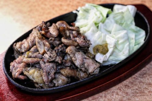 鶏の炭火焼4種盛り(塩・タレ)