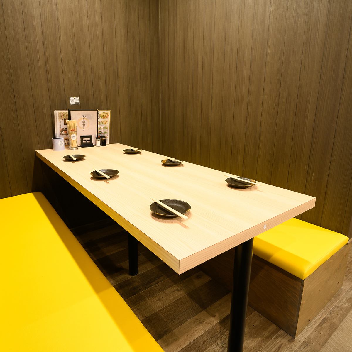 ブラウン基調の落ち着く店内で美味しい食事とお酒をご堪能♪