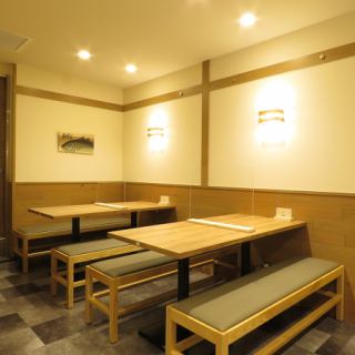 狭さを感じさせない広々としたテーブル席！木のぬくもり感じる落ち着いた空間です◎