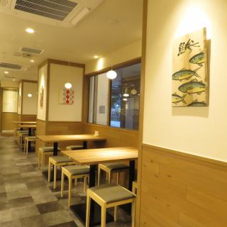 2名様～様々な人数でご利用可能な広々としたテーブル席をご用意しております。