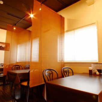 [Spacious interior] There are 4 counter seats, 12 table seats by the bright window, and 2 private rooms in the back.