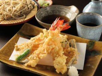 【揚げ物】 海老と季節野菜の天麩羅盛り合わせ