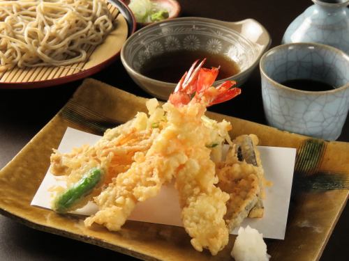 【揚げ物】 海老と季節野菜の天麩羅盛り合わせ
