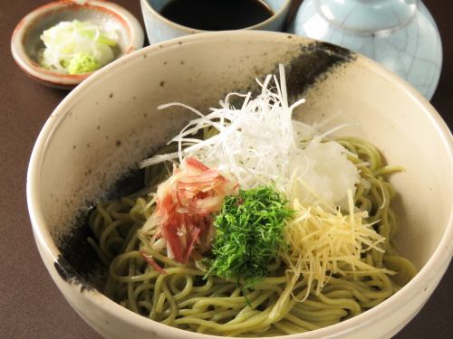 紫苏叶和调味品冷荞麦面