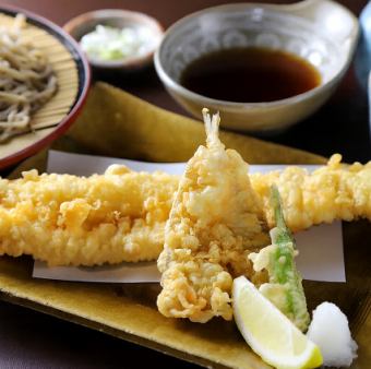 比目魚、海鰻天婦羅蕎麥麵佐檸檬片