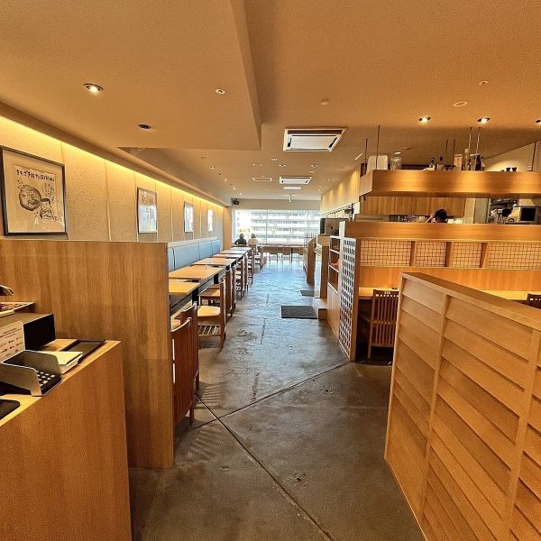 暖かな空間を持つお店。木のぬくもりや柔らかな照明が心地良く、心を温めます。美味しい料理と心のこもったサービスが楽しめる場所です。大切な人との特別なひとときを過ごしたり、リラックスした時間を過ごしたりできます。心安らぐ空間で、思い出に残る食事体験をお楽しみください。