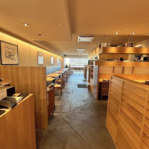 <p>暖かな空間を持つお店。木のぬくもりや柔らかな照明が心地良く、心を温めます。美味しい料理と心のこもったサービスが楽しめる場所です。大切な人との特別なひとときを過ごしたり、リラックスした時間を過ごしたりできます。心安らぐ空間で、思い出に残る食事体験をお楽しみください。</p>
