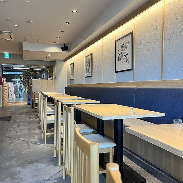 大人数で心地よく過ごせる、安らぎの空間を提供するお店。広々とした席や温かみのある内装が心を癒やしてくれます。丁寧なサービスと美味しい料理が、心地よいひとときを演出します。大切な仲間や家族との集まりに最適な場所です。笑い声と幸せな時間が溢れ、心が満たされます。安らぎとくつろぎの空間をお楽しみください。