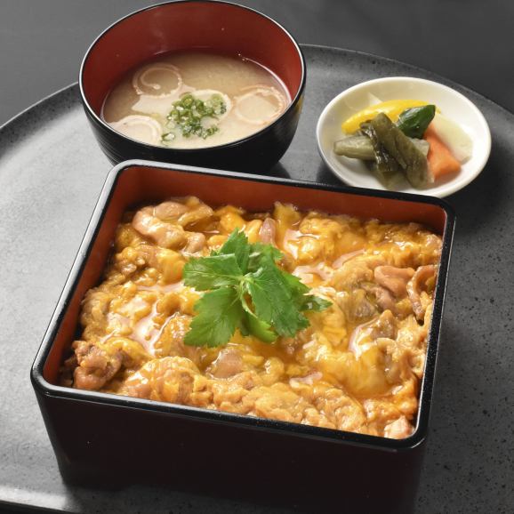 かしわ屋源次郎おススメ　博多名物トロトロ卵と自慢の鶏肉の親子重