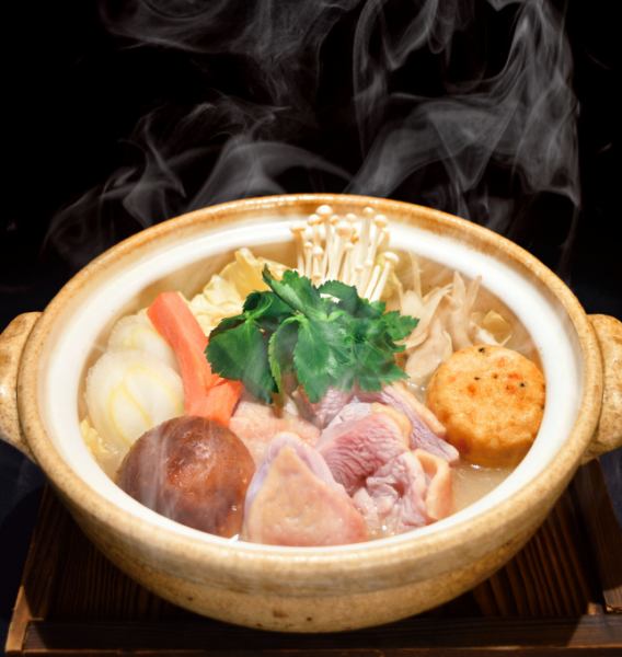 澄み渡る旨みと野菜の彩り、極上の水炊き。