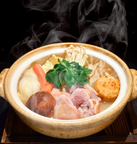 澄み渡る旨みと野菜の彩り、極上の水炊き。