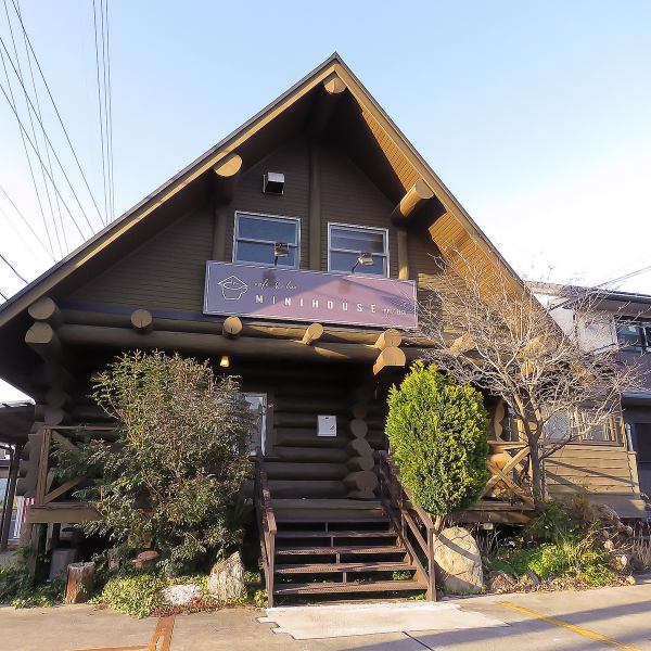 ログハウス調の店内は、落ち着いた雰囲気で心地よく、ゆったりとした時間をお過ごしいただけます。ご家族でのお食事や女子会など、さまざまなシーンにぴったりのスペースをご用意しております。美味しい料理やドリンクと共に、リラックスしたひとときをお楽しみください。