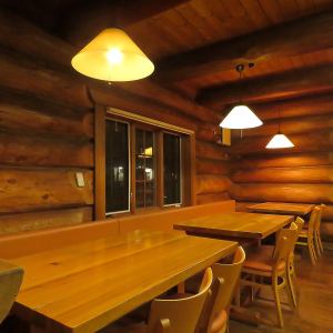 専用喫煙室、喫煙テーブル席   4人席×2席 ；贅沢な喫煙ルームで、喫煙しながらお楽しみいただけます。