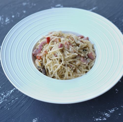 ベーコンペペロンチーノパスタ 