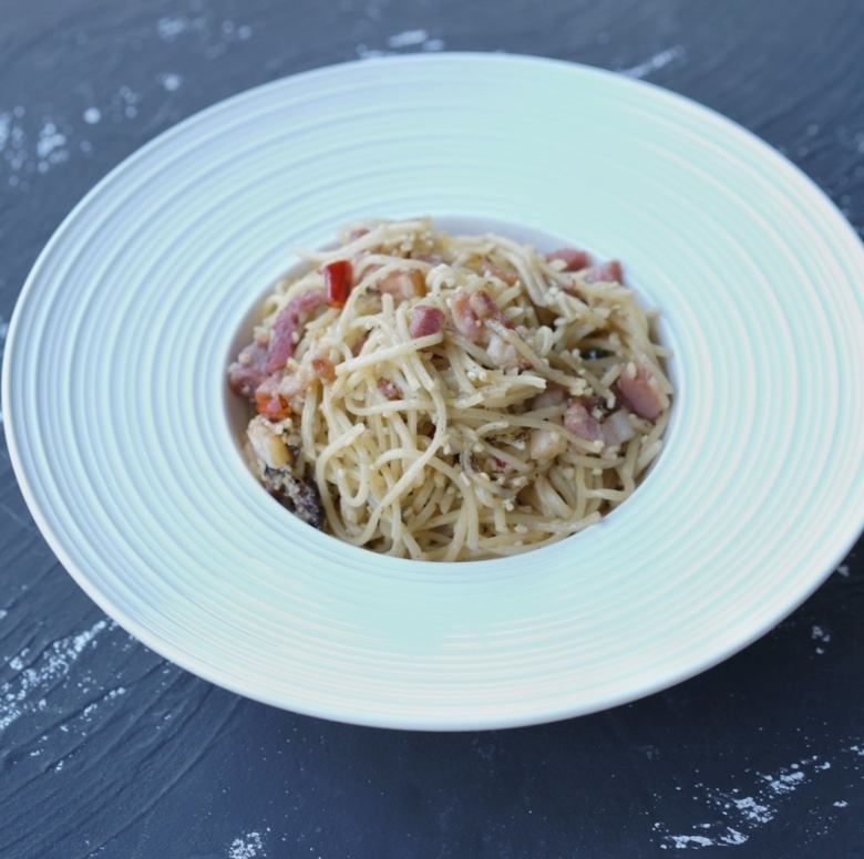 ベーコンペペロンチーノパスタ 