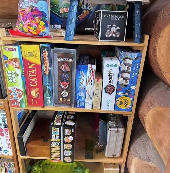 当店では、漫画、本、雑誌、ボードゲーム、スクイズ、パズルなど多彩なアクティビティをご用意！美味しい料理とドリンクを楽しみながら、好きなゲームなどに没頭できます。友達や家族と一緒に、ログアウト調の落ち着いた店内で、時間を忘れてリラックスしてください。楽しいひとときをお過ごしください！