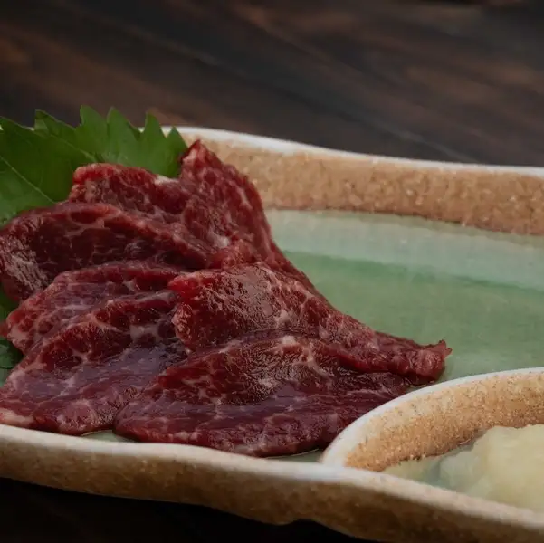 【熊本名物×炭火焼】鮮度抜群の『極上馬刺し』