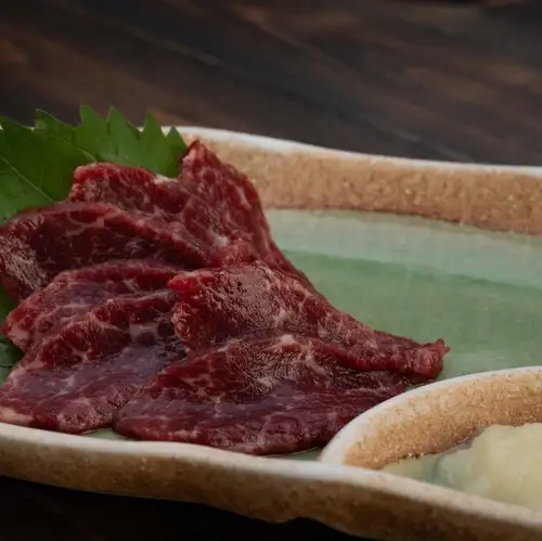 【熊本名物×炭火焼】鮮度抜群の『極上馬刺し』