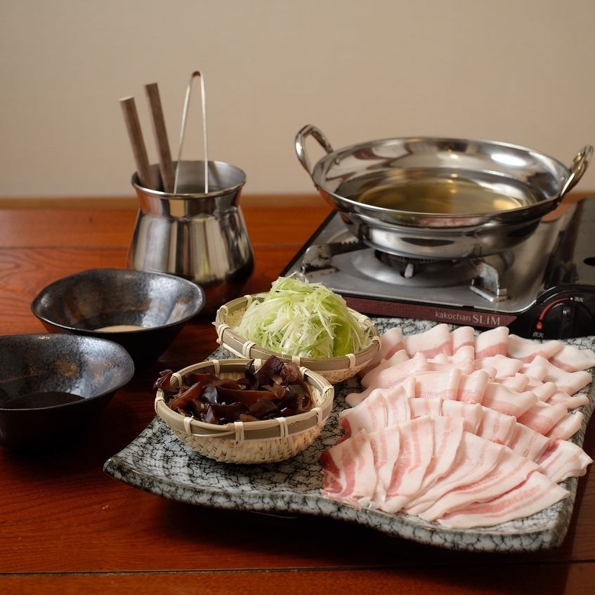 可以享用使用沖繩產阿古豬肉和海蜇製成的涮鍋的舒適餐廳。