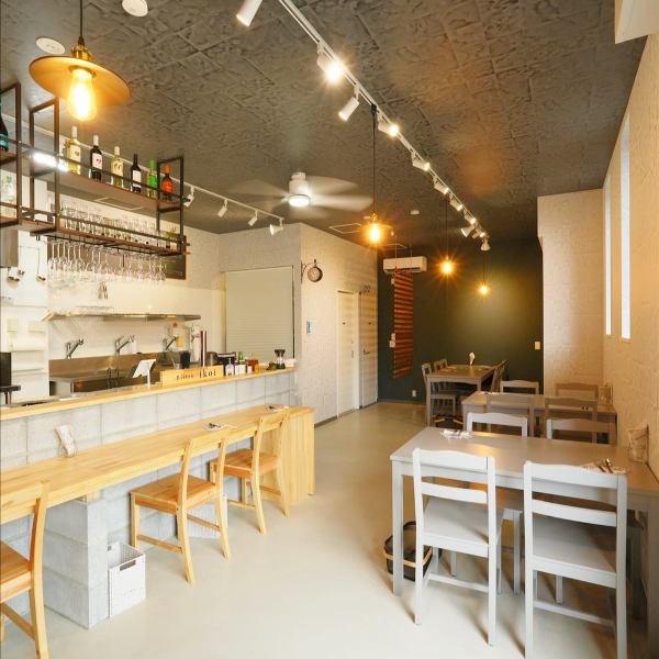 少人数からグループまで対応できるテーブル席は、シーンに応じた使い分けが可能。4名席は友人との気軽な集まりやママ会にぴったり、6名席は宴会や家族の食事会に重宝します。ゆとりあるレイアウトで会話もしやすく、和やかな時間を過ごせる空間。食事の内容に合わせて幅広く利用されています。