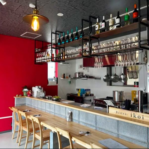 カウンターはお一人様やカップルでの利用におすすめの特等席。スタッフとの距離が近く、料理やワインについて気軽に話せるライブ感が魅力です。地元に根付いた常連客が立ち寄ることも多く、日常的に使いやすいのが特徴。軽く一杯楽しむ方から、特別な記念日に静かに乾杯したい方まで幅広く支持されています。