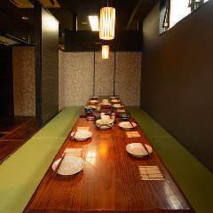 <p>最大１２名様まで宴会可能。事前にご予約をお願いします。各種宴会・歓送迎会・忘新年会におすすめです♪気軽にお問い合わせ下さい。</p>