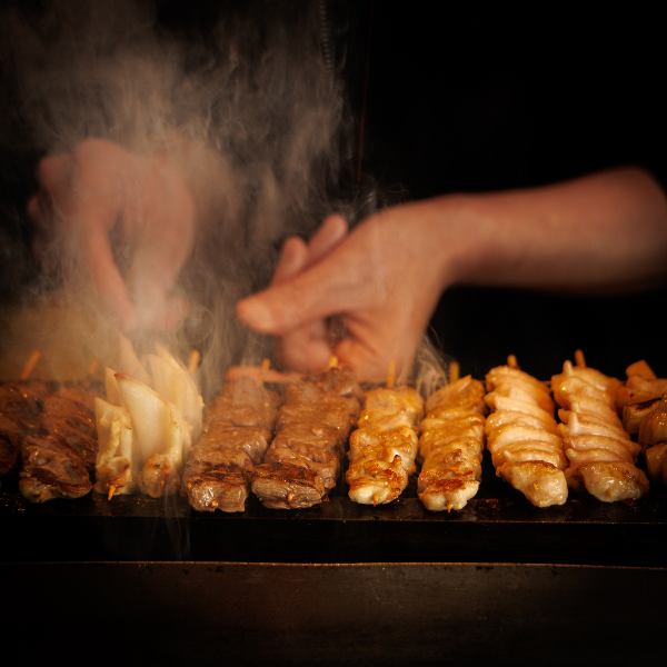 香ばしくジューシー！鳥道酒場の本格炭火焼き鳥が1本100円~！