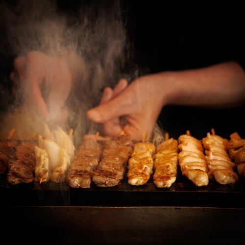 香ばしくジューシー！鳥道酒場の本格炭火焼き鳥が1本100円~！