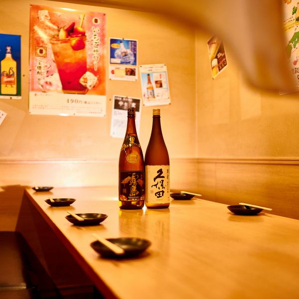 【半個室】温かみのある天然木の調度品と間接照明の設えが、落ち着いた雰囲気を演出する居心地のいい空間のお部屋をご用意しております。