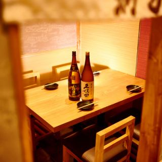 【個室】情緒漂うこだわりの個室でまったりとお料理をお楽しみいただけます。間接照明とこだわりの内装でおもてなし。周囲を気にすることのない完全プライベート空間でゆったりとお召し上がりください。