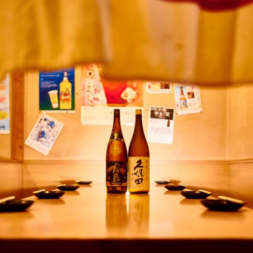 【半個室】温かみのある天然木の調度品と間接照明の設えが、落ち着いた雰囲気を演出する居心地のいい空間のお部屋をご用意しております。