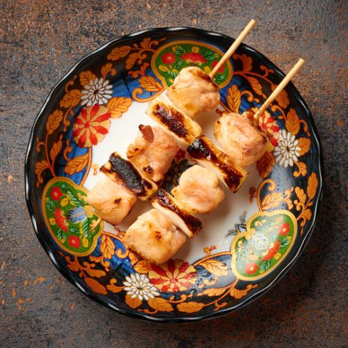 串焼き全品100円で統一。手仕込手作りを貫く拘りの串を堪能。