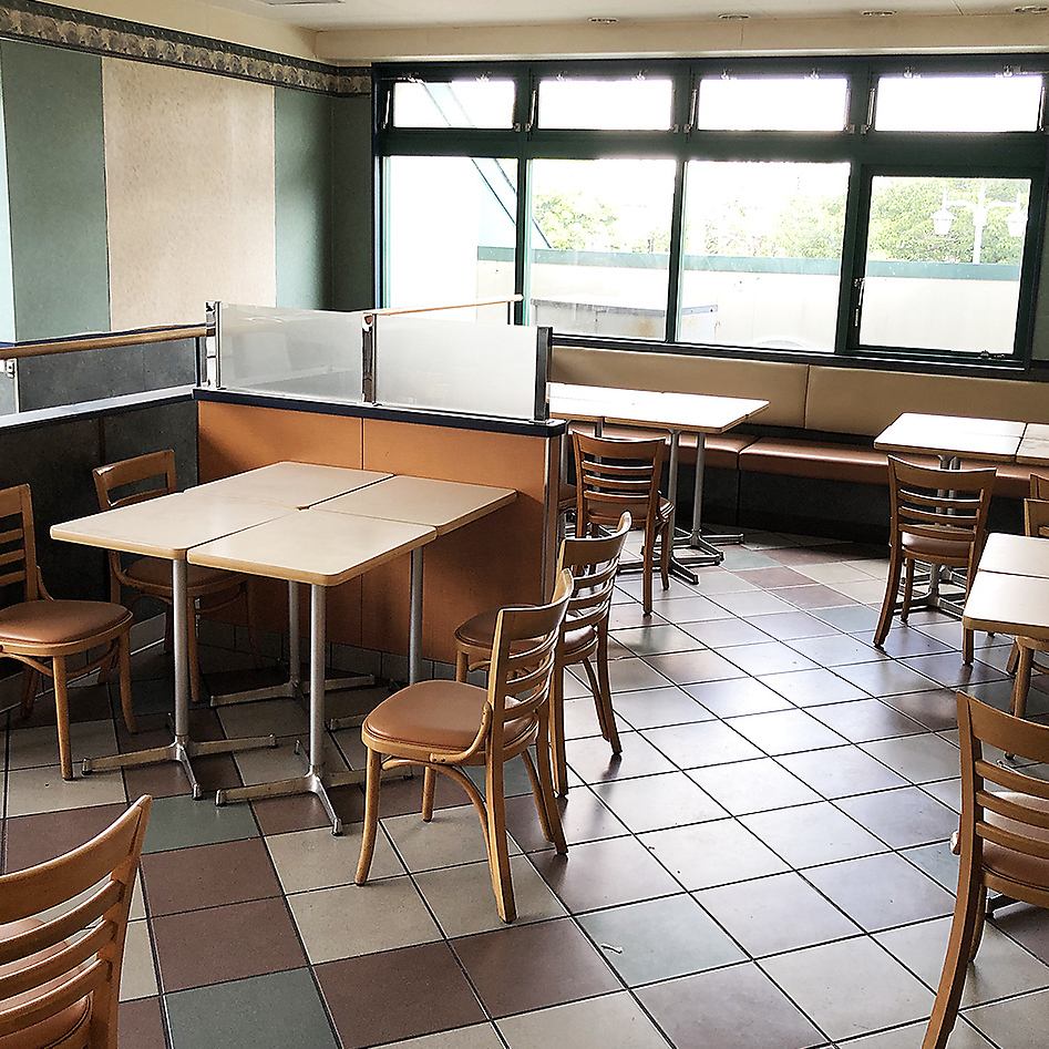 席数多め・二階席ありの当店。お食事からカフェメニューまで