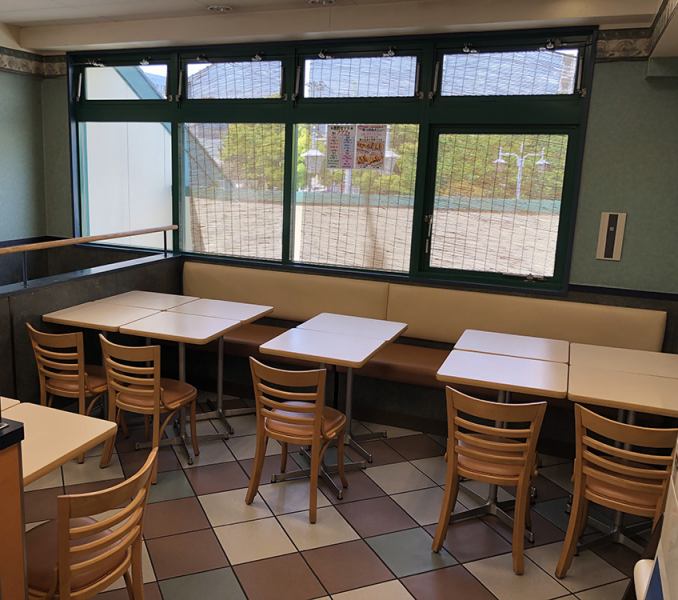 【潮見駅から徒歩30秒】カウンター席、テーブル席完備の2階席まである広々とした店内。お一人様から友人や家族など複数の方にもご利用頂けます◎午後のティータイムにもぴったりですよ♪