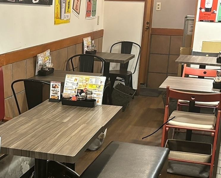 【全席テーブル席　お席でゆったり】おひとり様、デートなどには２名様用テーブル席。♪落ち着いた店内でゆったりとおくつろぎください★