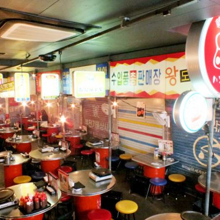 您可以以合理的价格品尝到受欢迎的韩国料理，例如鸡腿菇和火锅料理！我们对商店的内饰特别着迷，就像在韩国旅行一样，可以享受真正商店的氛围！请享用各种典型的菜肴！