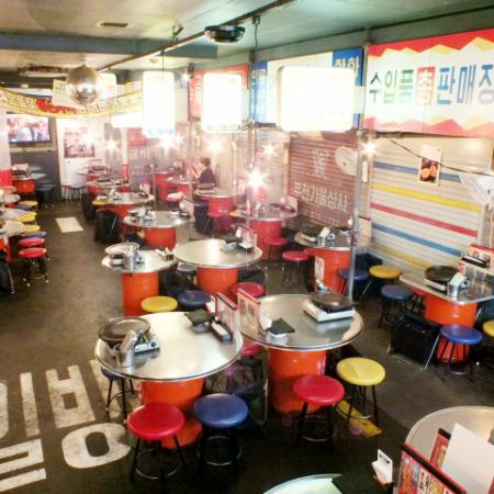 当店は、韓国の屋台のようなテーブルのお席を各種ご用意しております♪銀色の丸テーブルが、より本場の屋台っぽさを演出♪ぜひ韓国旅行に来た気分で本格的なサムギョプサルやマッコリカクテルなどの本格的な韓国料理をご堪能ください！店内レイアウト可能、お気軽にご相談下さい。