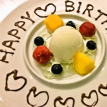 기념일 · 생일은 애니버서리 플레이트와 기념 사진 선물!