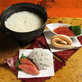 夏季限定!どっさり山利しらすと博多明太子とイクラの土鍋ごはん+旬の食材が絶品!2H飲み放題付