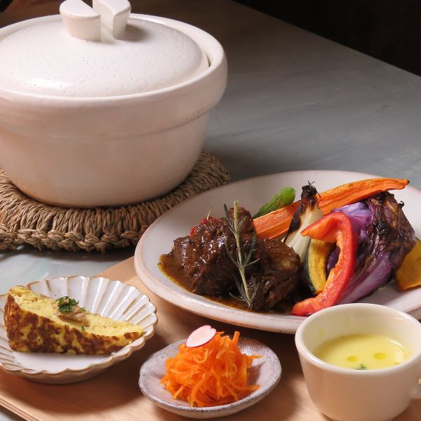 牛すね肉の赤ワイン煮込み